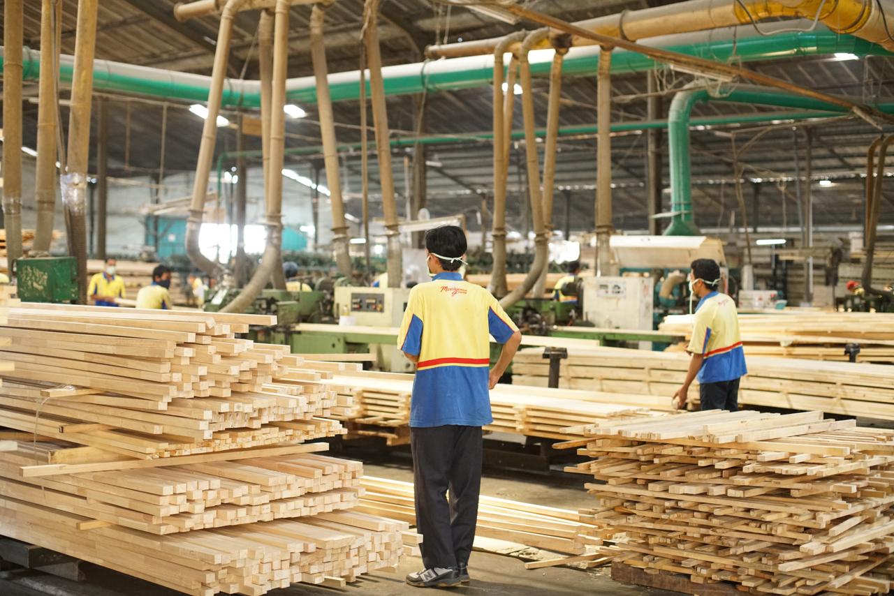 MBJ production floor with workers